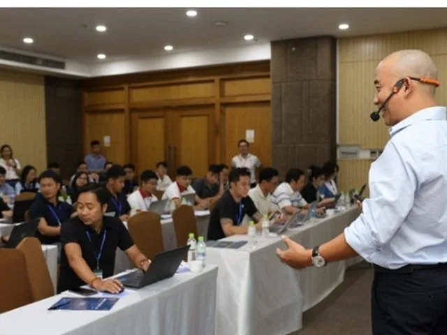 Thầy Huỳnh Nhất Linh giảng bài trước hội trường kỹ sư