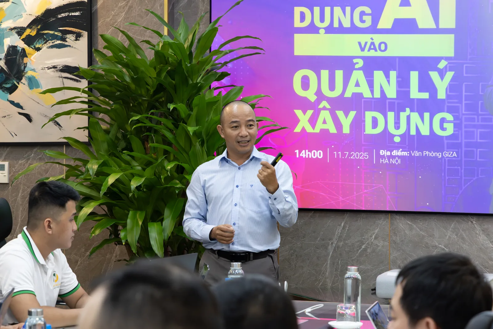 Thầy Huỳnh Nhất Linh trên sân khấu chương trình đào tạo kỹ sư